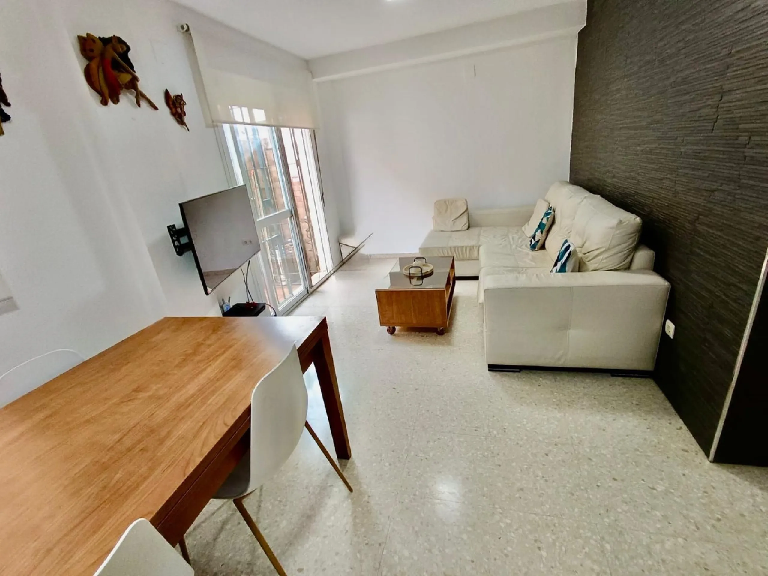 Magnificent semi-detached house in Alhaurín de la Torre, located in the sought-after area of El Romeral – Peñón Zapata, a quiet, family-friendly location with good transport links and all amenities nearby.