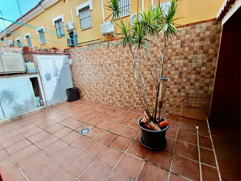 Magnificent semi-detached house in Alhaurín de la Torre, located in the sought-after area of El Romeral – Peñón Zapata, a quiet, family-friendly location with good transport links and all amenities nearby.