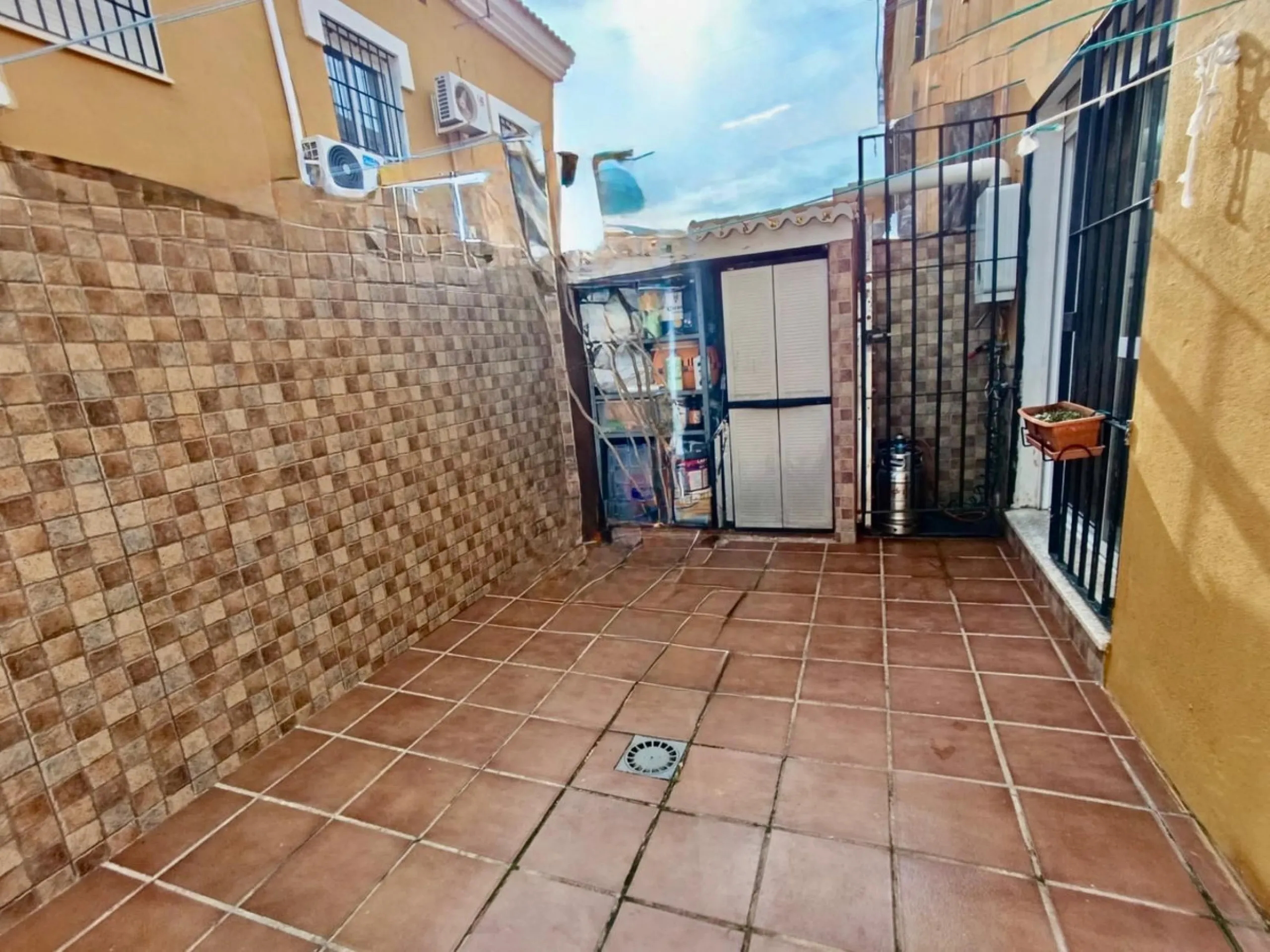 Magnificent semi-detached house in Alhaurín de la Torre, located in the sought-after area of El Romeral – Peñón Zapata, a quiet, family-friendly location with good transport links and all amenities nearby.