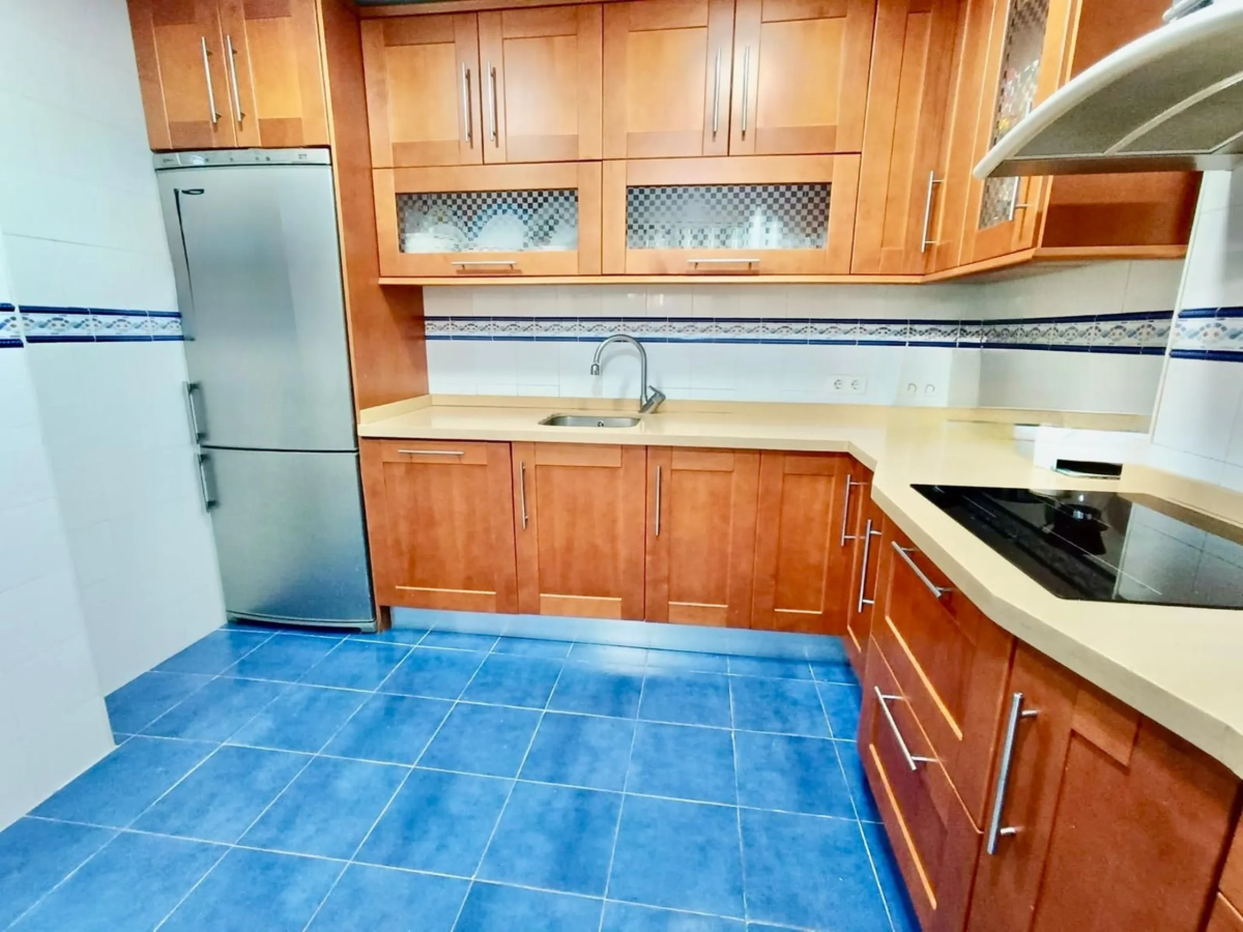 Magnificent semi-detached house in Alhaurín de la Torre, located in the sought-after area of El Romeral – Peñón Zapata, a quiet, family-friendly location with good transport links and all amenities nearby.