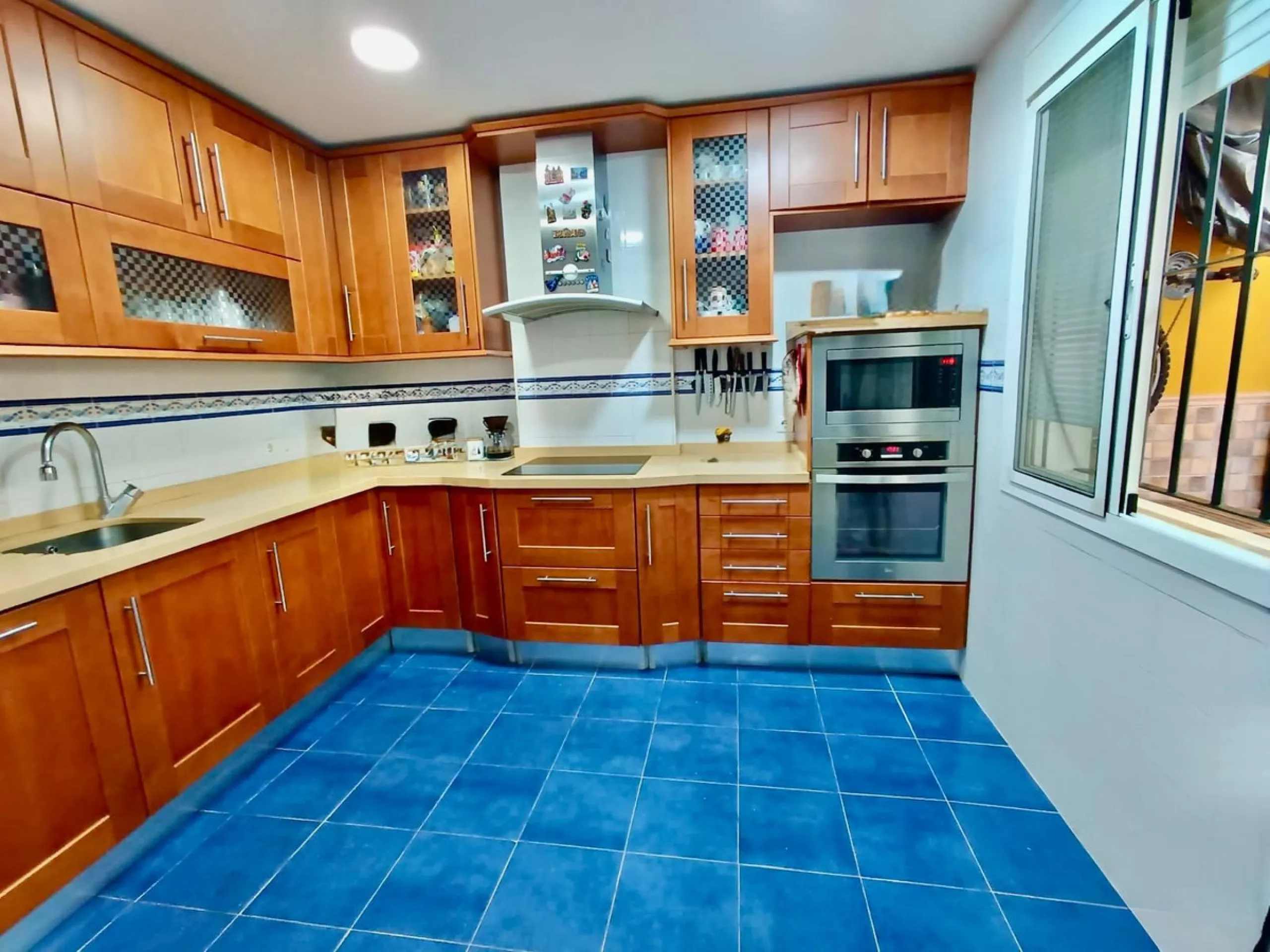 Magnificent semi-detached house in Alhaurín de la Torre, located in the sought-after area of El Romeral – Peñón Zapata, a quiet, family-friendly location with good transport links and all amenities nearby.