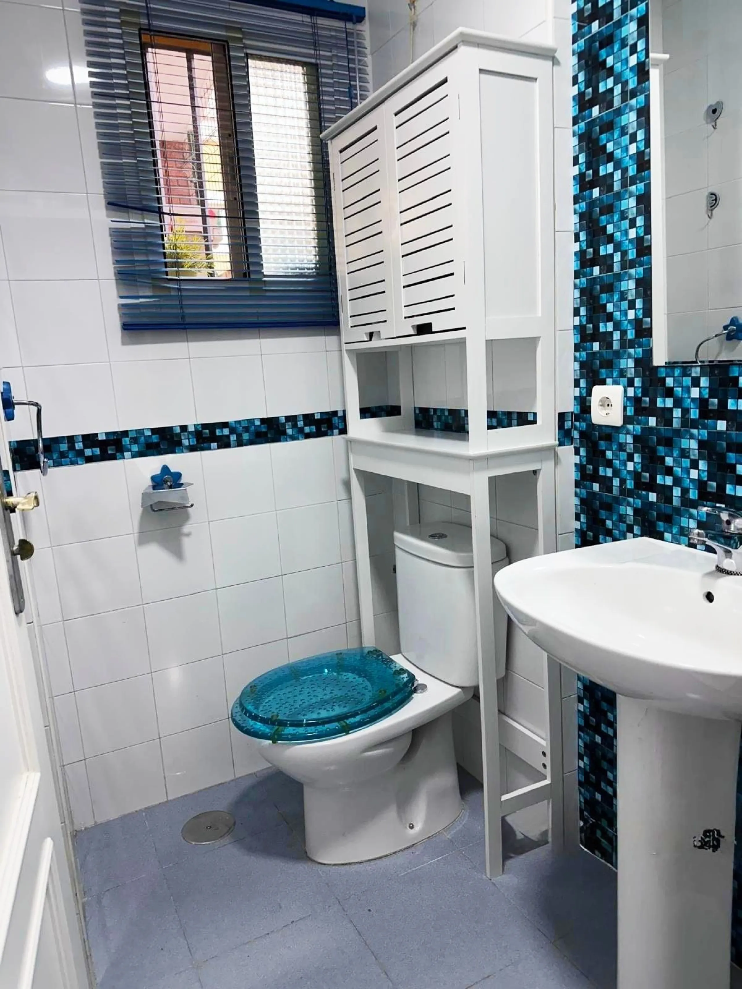 Magnificent semi-detached house in Alhaurín de la Torre, located in the sought-after area of El Romeral – Peñón Zapata, a quiet, family-friendly location with good transport links and all amenities nearby.