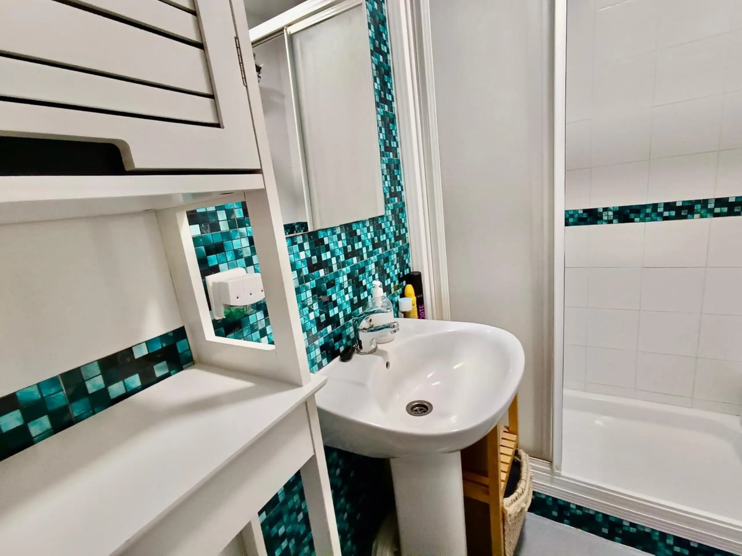 Magnificent semi-detached house in Alhaurín de la Torre, located in the sought-after area of El Romeral – Peñón Zapata, a quiet, family-friendly location with good transport links and all amenities nearby.