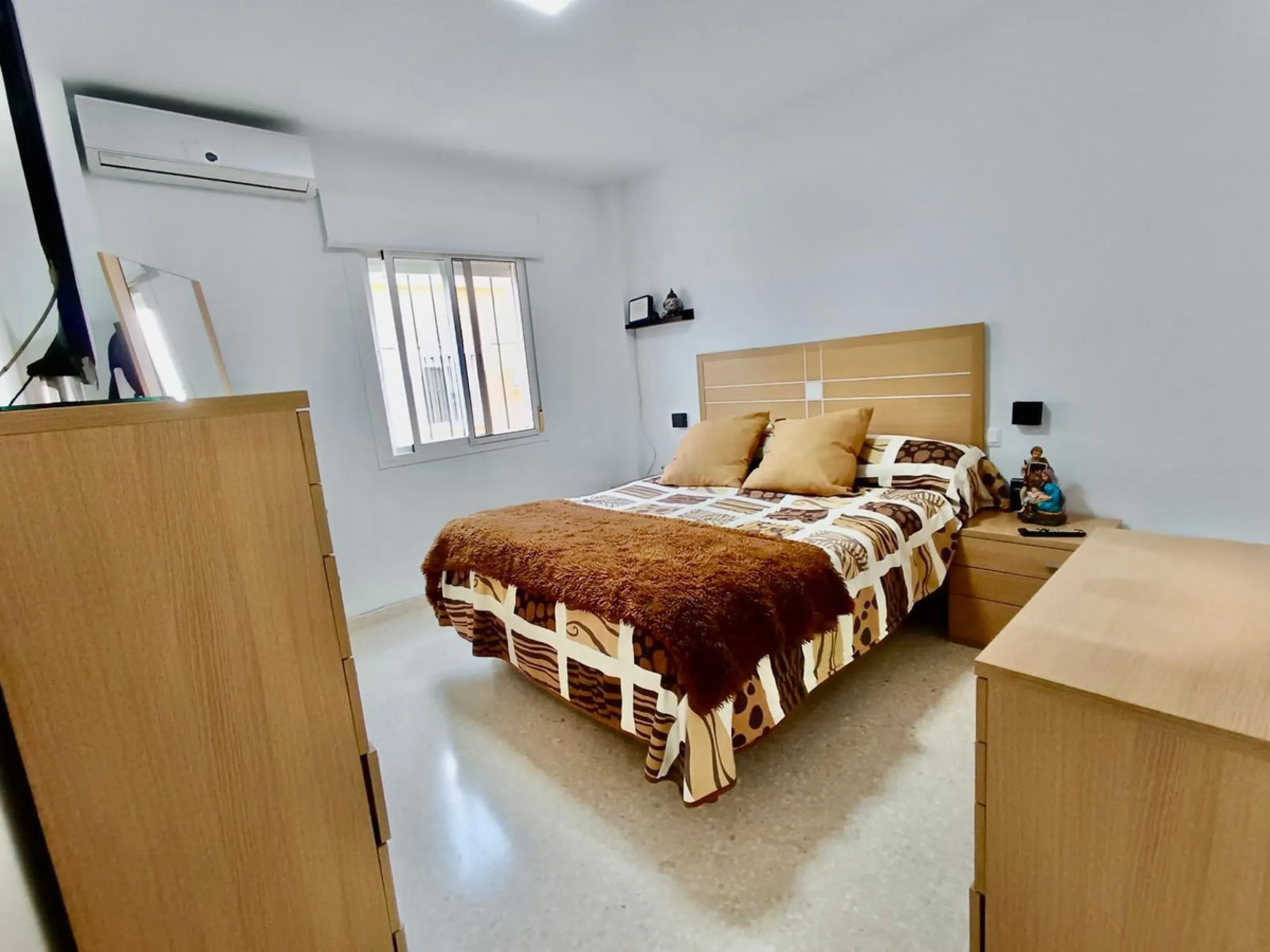 Magnificent semi-detached house in Alhaurín de la Torre, located in the sought-after area of El Romeral – Peñón Zapata, a quiet, family-friendly location with good transport links and all amenities nearby.
