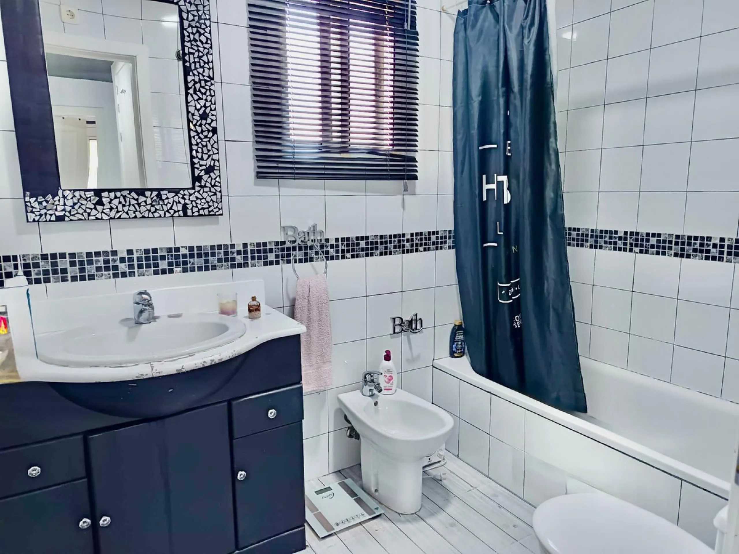 Magnificent semi-detached house in Alhaurín de la Torre, located in the sought-after area of El Romeral – Peñón Zapata, a quiet, family-friendly location with good transport links and all amenities nearby.