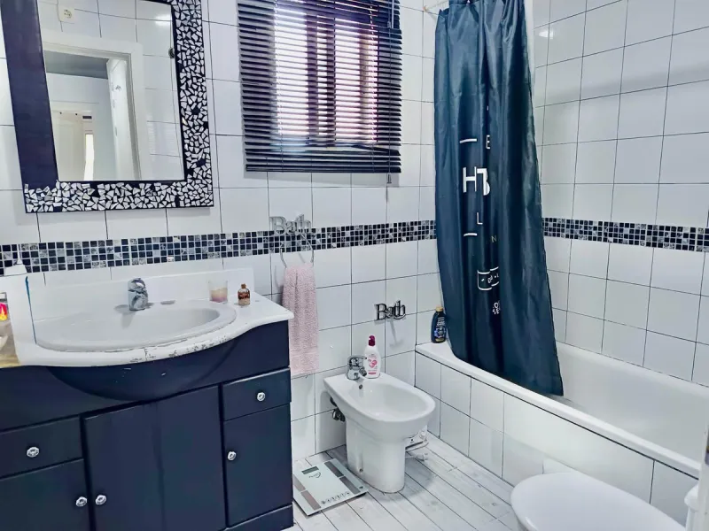 Magnificent semi-detached house in Alhaurín de la Torre, located in the sought-after area of El Romeral – Peñón Zapata, a quiet, family-friendly location with good transport links and all amenities nearby.