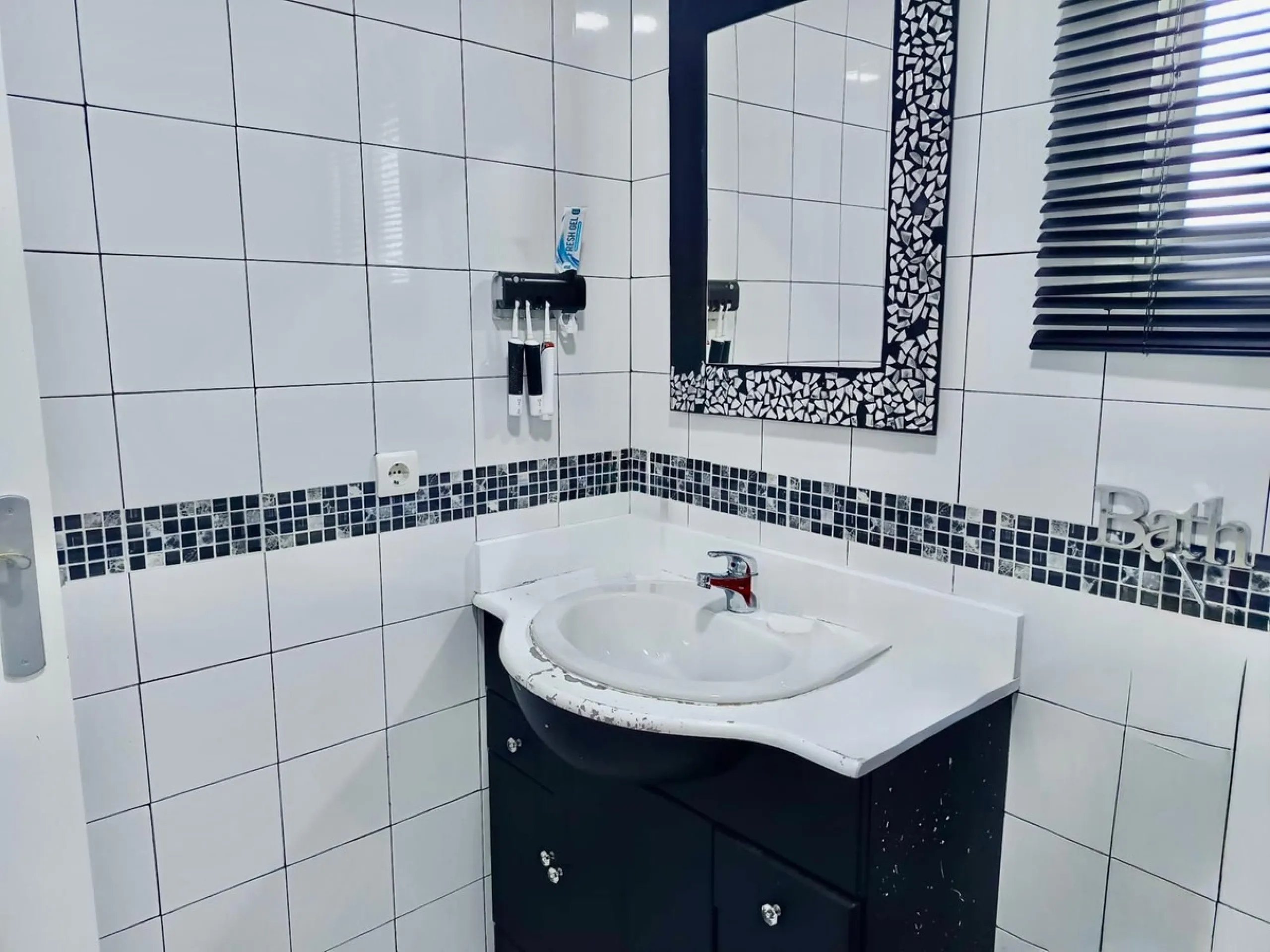 Magnificent semi-detached house in Alhaurín de la Torre, located in the sought-after area of El Romeral – Peñón Zapata, a quiet, family-friendly location with good transport links and all amenities nearby.