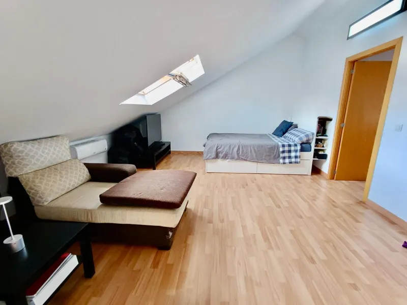 Magnificent semi-detached house in Alhaurín de la Torre, located in the sought-after area of El Romeral – Peñón Zapata, a quiet, family-friendly location with good transport links and all amenities nearby.