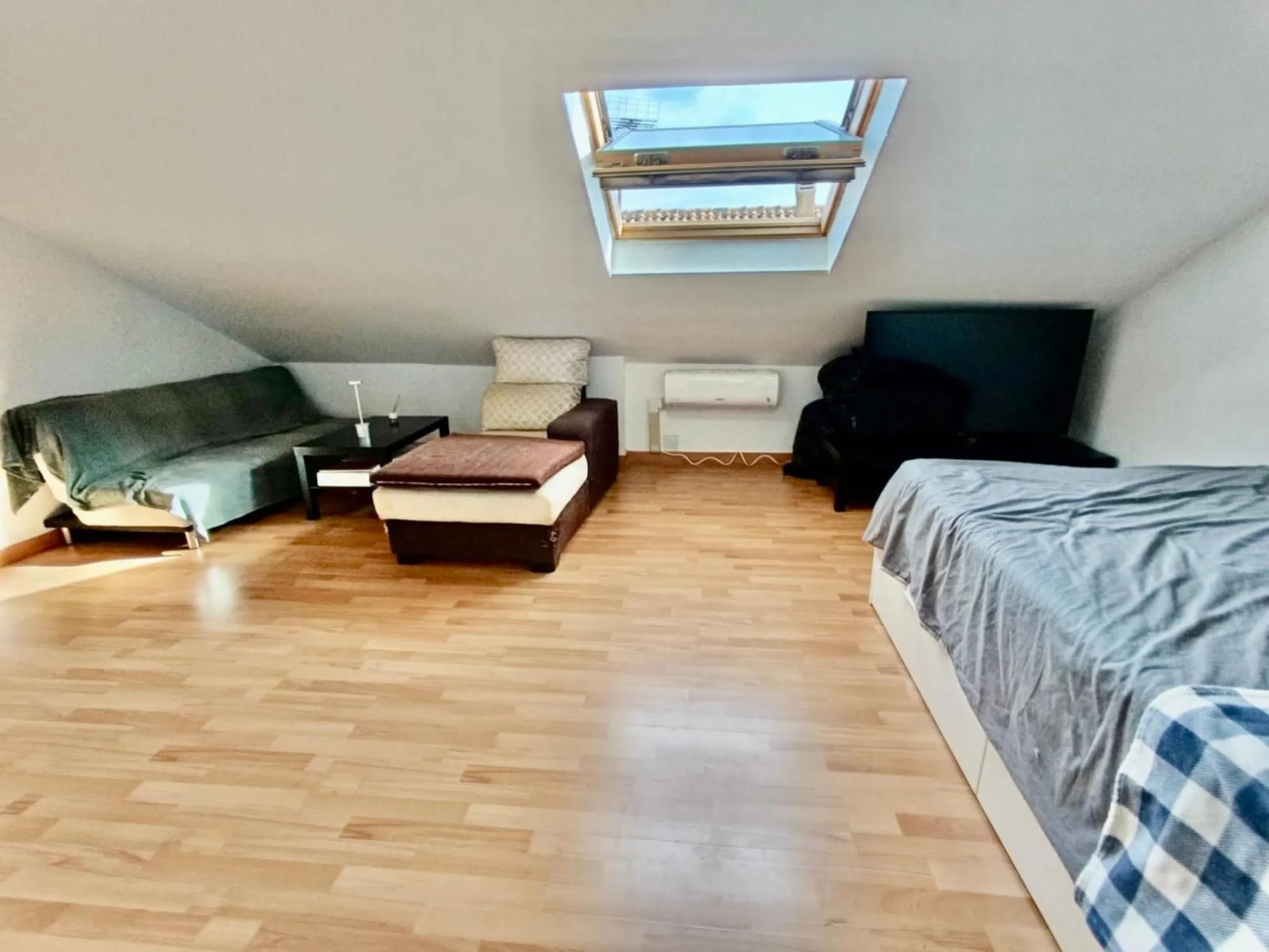 Magnificent semi-detached house in Alhaurín de la Torre, located in the sought-after area of El Romeral – Peñón Zapata, a quiet, family-friendly location with good transport links and all amenities nearby.