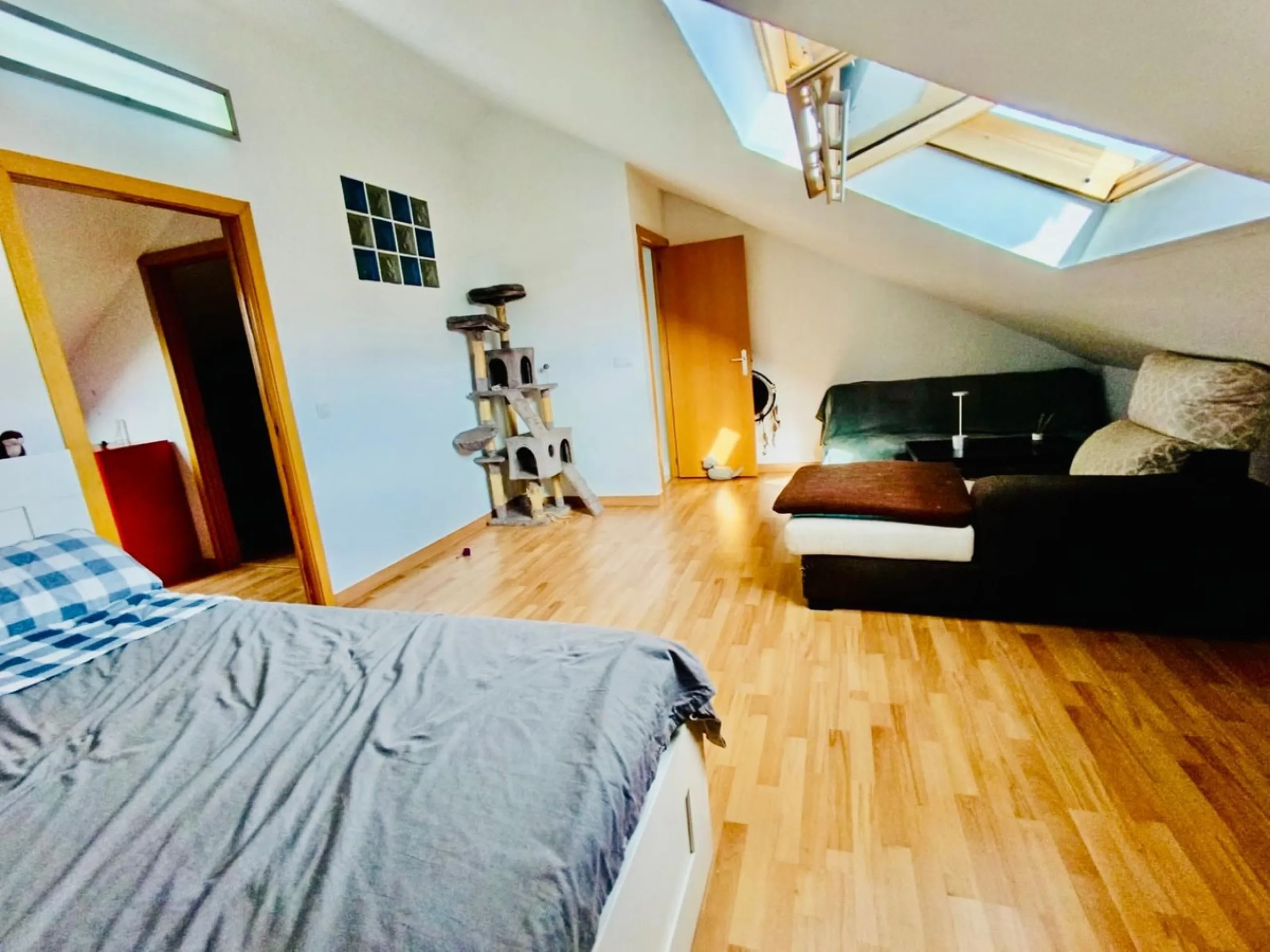 Magnificent semi-detached house in Alhaurín de la Torre, located in the sought-after area of El Romeral – Peñón Zapata, a quiet, family-friendly location with good transport links and all amenities nearby.