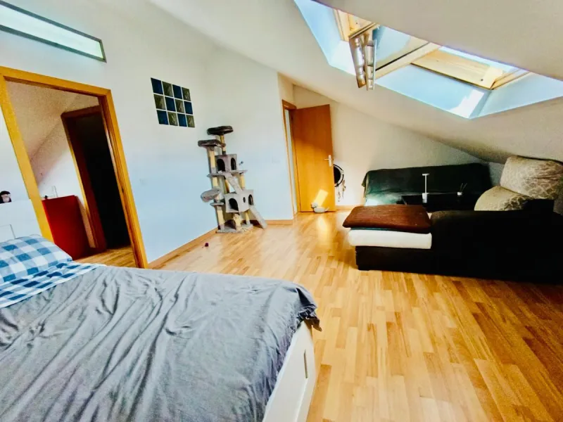 Magnificent semi-detached house in Alhaurín de la Torre, located in the sought-after area of El Romeral – Peñón Zapata, a quiet, family-friendly location with good transport links and all amenities nearby.