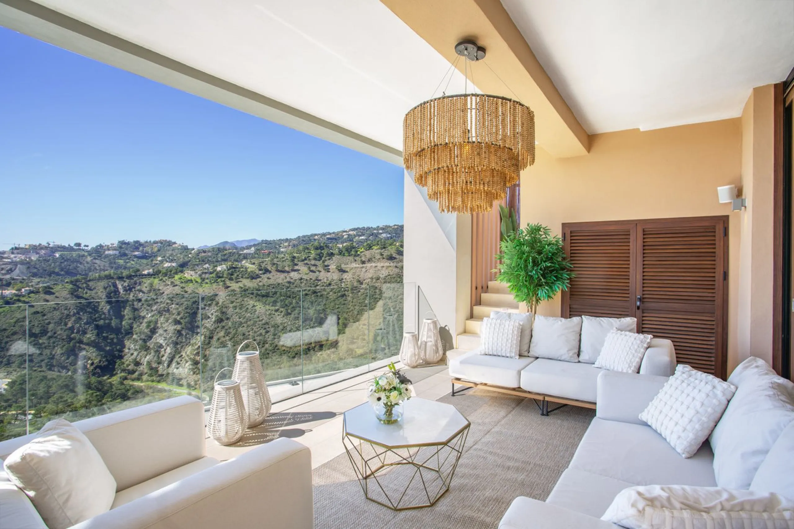 A spectacular one-of-a-kind luxury penthouse in the Olivos phase of Real de la Quinta, a brand new gated community situated hill-top in La Quinta golf. This property oozes style and sophistication with open sea, Gibraltar, Africa and mountain views whilst