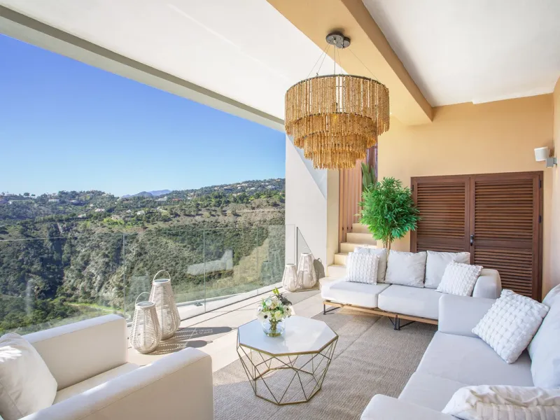 A spectacular one-of-a-kind luxury penthouse in the Olivos phase of Real de la Quinta, a brand new gated community situated hill-top in La Quinta golf. This property oozes style and sophistication with open sea, Gibraltar, Africa and mountain views whilst