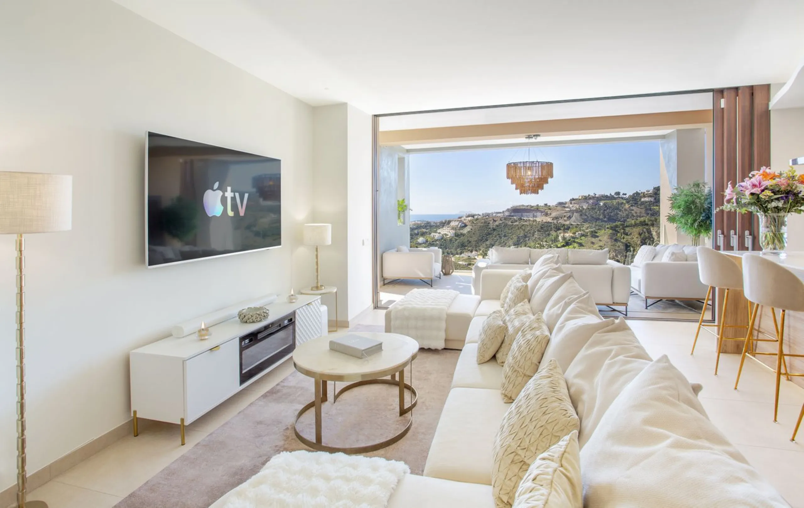A spectacular one-of-a-kind luxury penthouse in the Olivos phase of Real de la Quinta, a brand new gated community situated hill-top in La Quinta golf. This property oozes style and sophistication with open sea, Gibraltar, Africa and mountain views whilst
