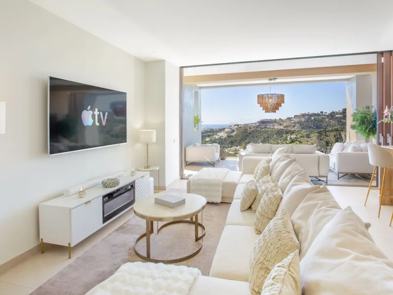 A spectacular one-of-a-kind luxury penthouse in the Olivos phase of Real de la Quinta, a brand new gated community situated hill-top in La Quinta golf. This property oozes style and sophistication with open sea, Gibraltar, Africa and mountain views whilst