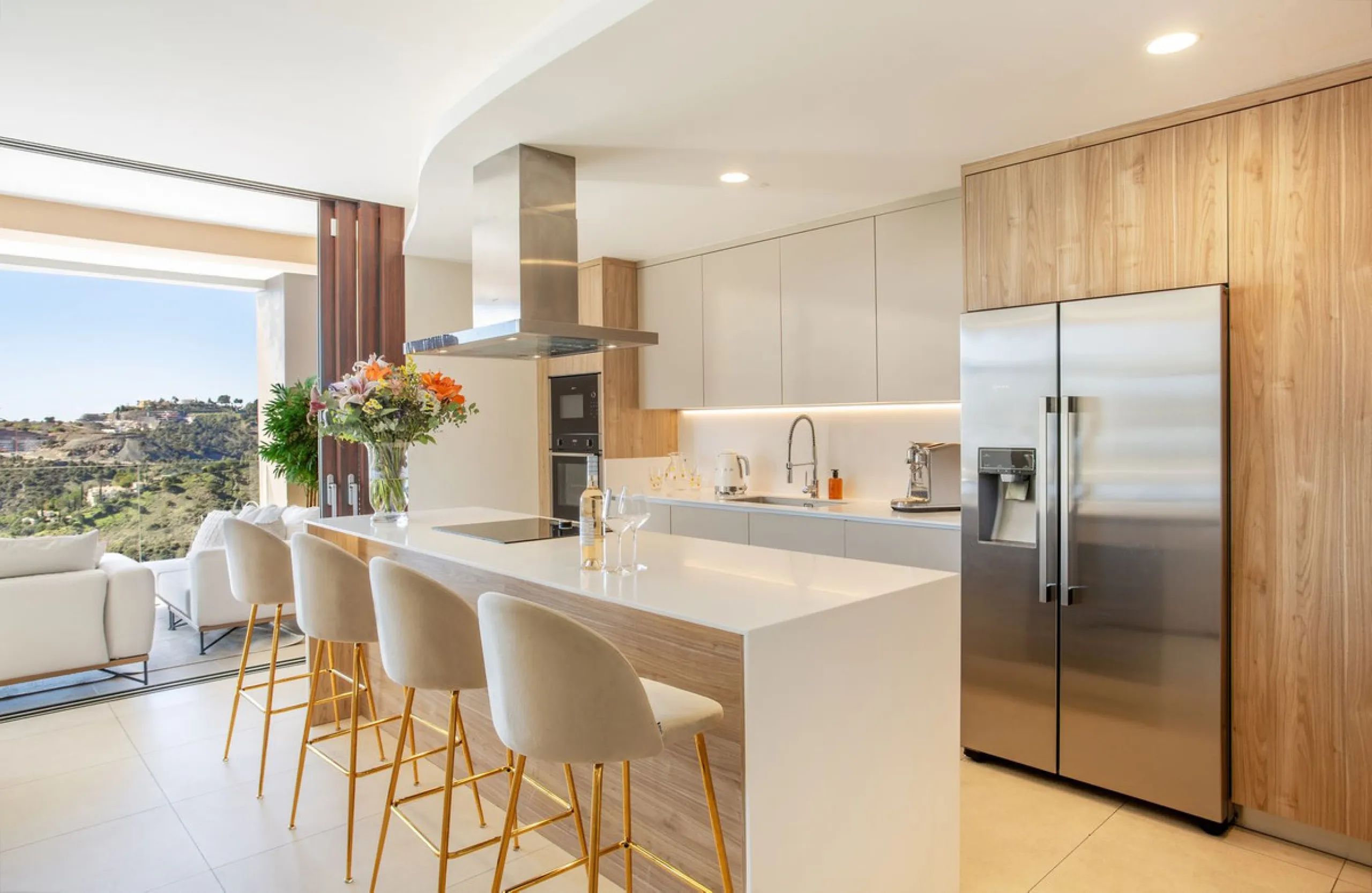 A spectacular one-of-a-kind luxury penthouse in the Olivos phase of Real de la Quinta, a brand new gated community situated hill-top in La Quinta golf. This property oozes style and sophistication with open sea, Gibraltar, Africa and mountain views whilst