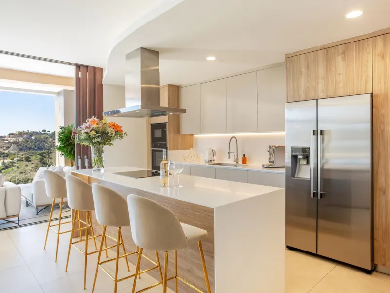 A spectacular one-of-a-kind luxury penthouse in the Olivos phase of Real de la Quinta, a brand new gated community situated hill-top in La Quinta golf. This property oozes style and sophistication with open sea, Gibraltar, Africa and mountain views whilst