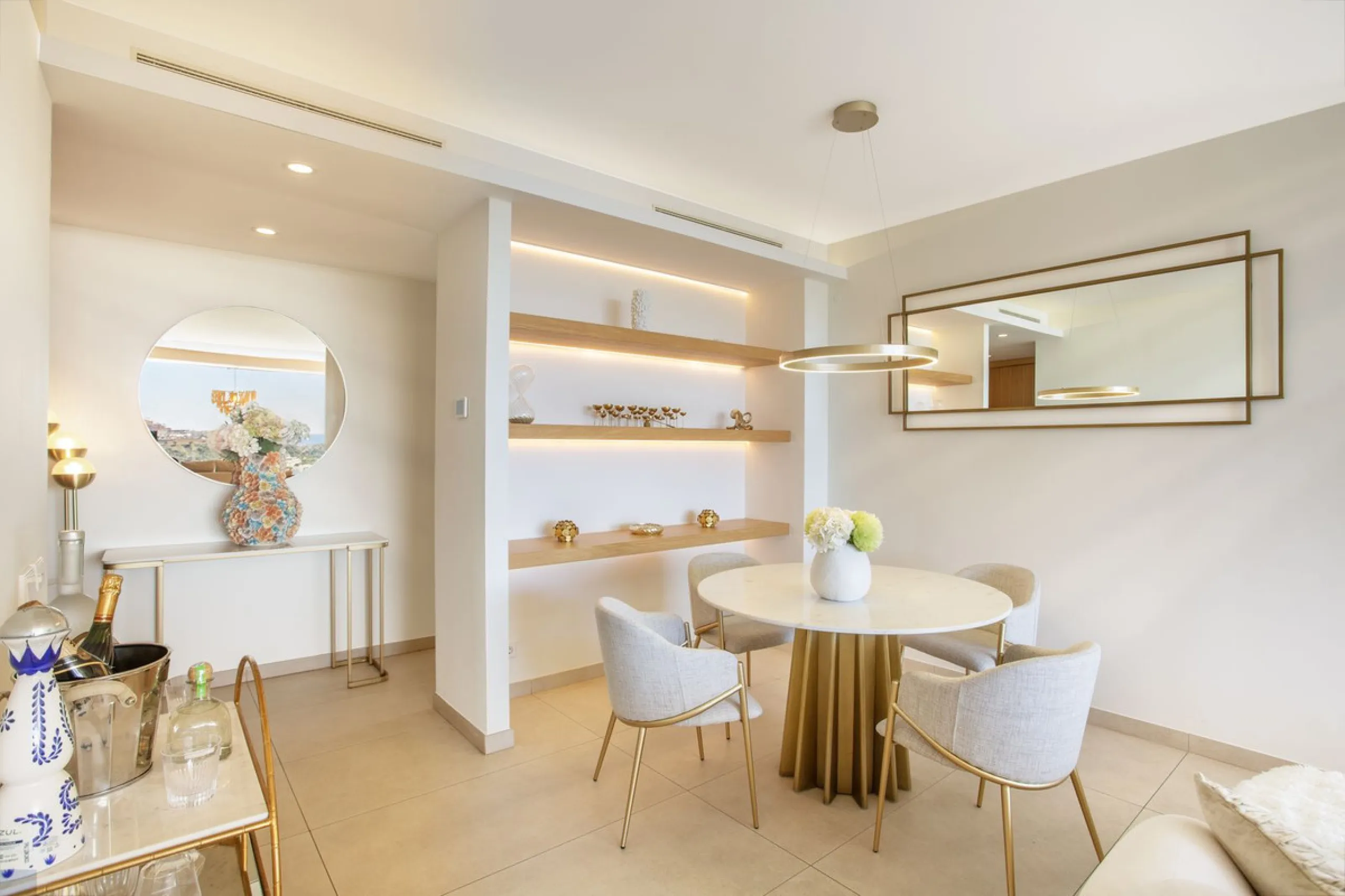 A spectacular one-of-a-kind luxury penthouse in the Olivos phase of Real de la Quinta, a brand new gated community situated hill-top in La Quinta golf. This property oozes style and sophistication with open sea, Gibraltar, Africa and mountain views whilst