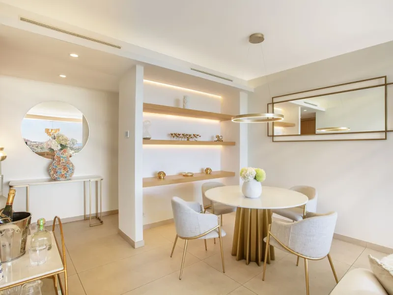 A spectacular one-of-a-kind luxury penthouse in the Olivos phase of Real de la Quinta, a brand new gated community situated hill-top in La Quinta golf. This property oozes style and sophistication with open sea, Gibraltar, Africa and mountain views whilst
