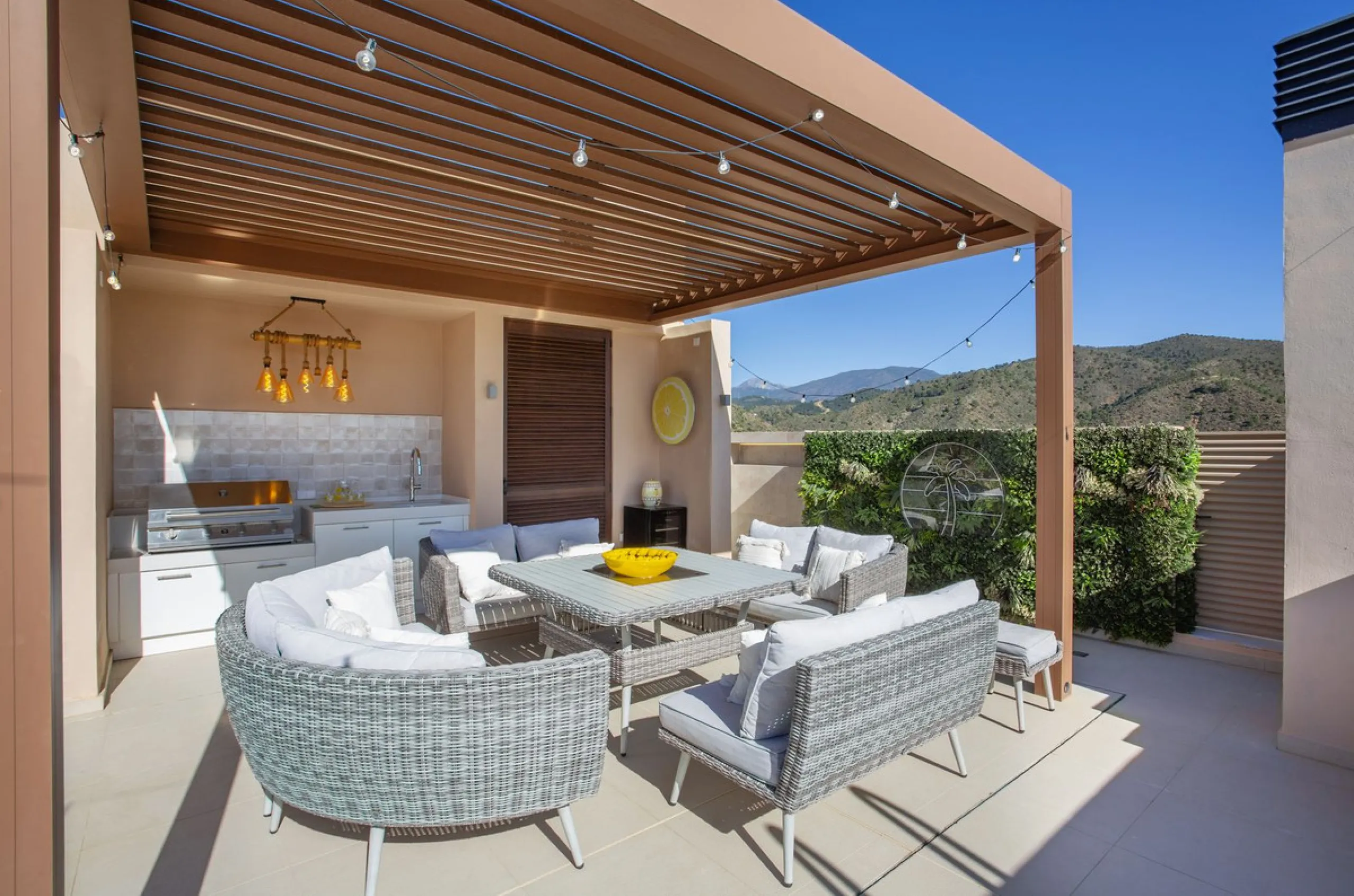 A spectacular one-of-a-kind luxury penthouse in the Olivos phase of Real de la Quinta, a brand new gated community situated hill-top in La Quinta golf. This property oozes style and sophistication with open sea, Gibraltar, Africa and mountain views whilst