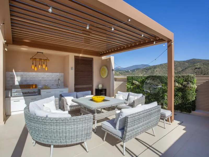 A spectacular one-of-a-kind luxury penthouse in the Olivos phase of Real de la Quinta, a brand new gated community situated hill-top in La Quinta golf. This property oozes style and sophistication with open sea, Gibraltar, Africa and mountain views whilst