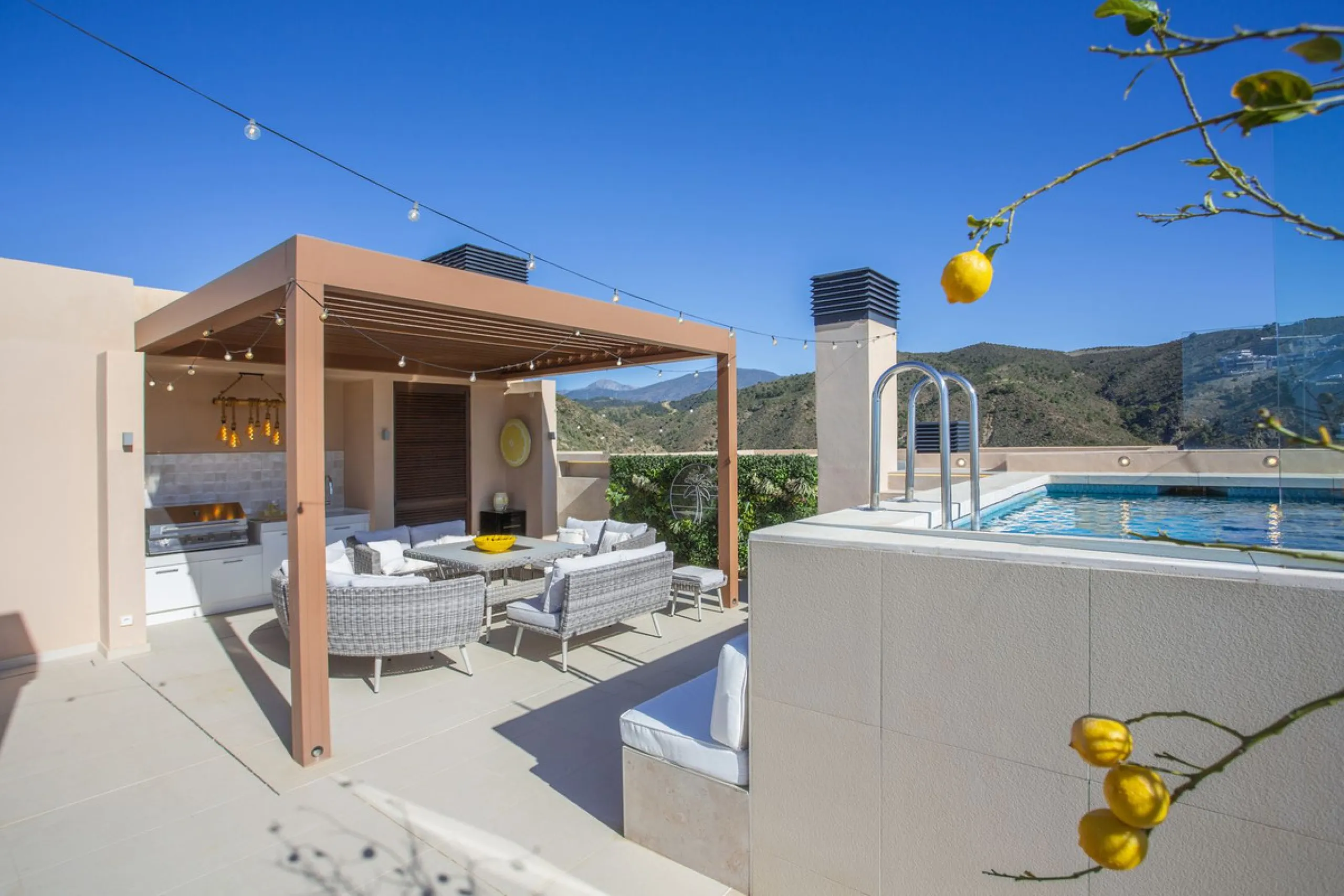 A spectacular one-of-a-kind luxury penthouse in the Olivos phase of Real de la Quinta, a brand new gated community situated hill-top in La Quinta golf. This property oozes style and sophistication with open sea, Gibraltar, Africa and mountain views whilst