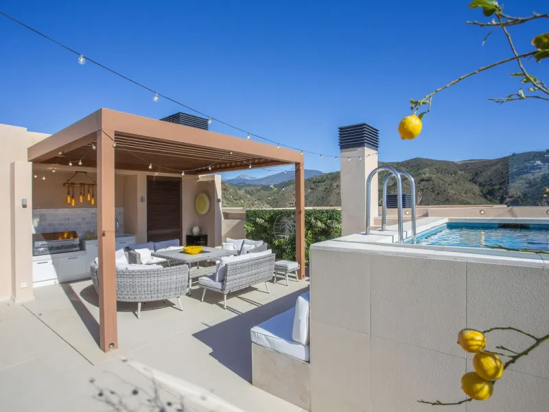 A spectacular one-of-a-kind luxury penthouse in the Olivos phase of Real de la Quinta, a brand new gated community situated hill-top in La Quinta golf. This property oozes style and sophistication with open sea, Gibraltar, Africa and mountain views whilst