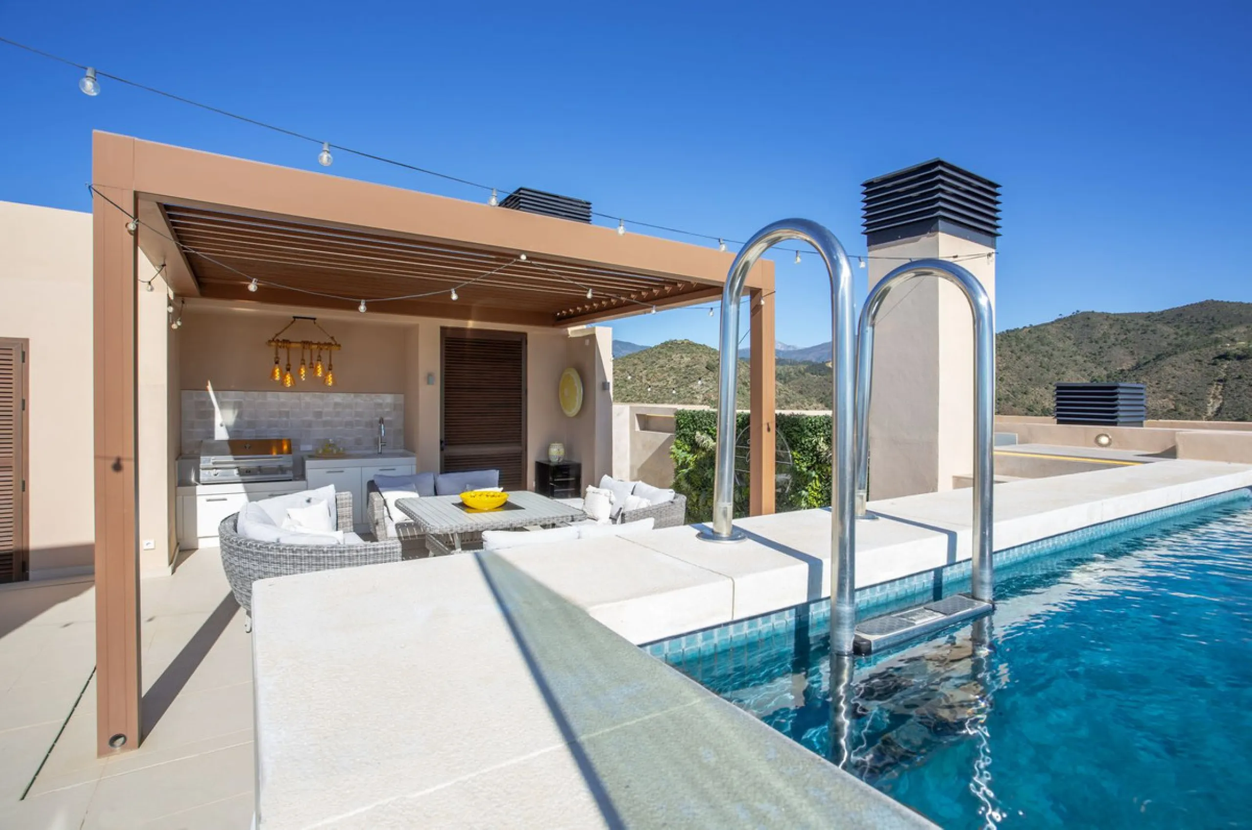 A spectacular one-of-a-kind luxury penthouse in the Olivos phase of Real de la Quinta, a brand new gated community situated hill-top in La Quinta golf. This property oozes style and sophistication with open sea, Gibraltar, Africa and mountain views whilst