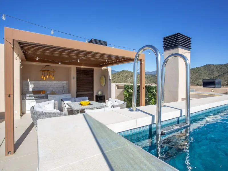 A spectacular one-of-a-kind luxury penthouse in the Olivos phase of Real de la Quinta, a brand new gated community situated hill-top in La Quinta golf. This property oozes style and sophistication with open sea, Gibraltar, Africa and mountain views whilst