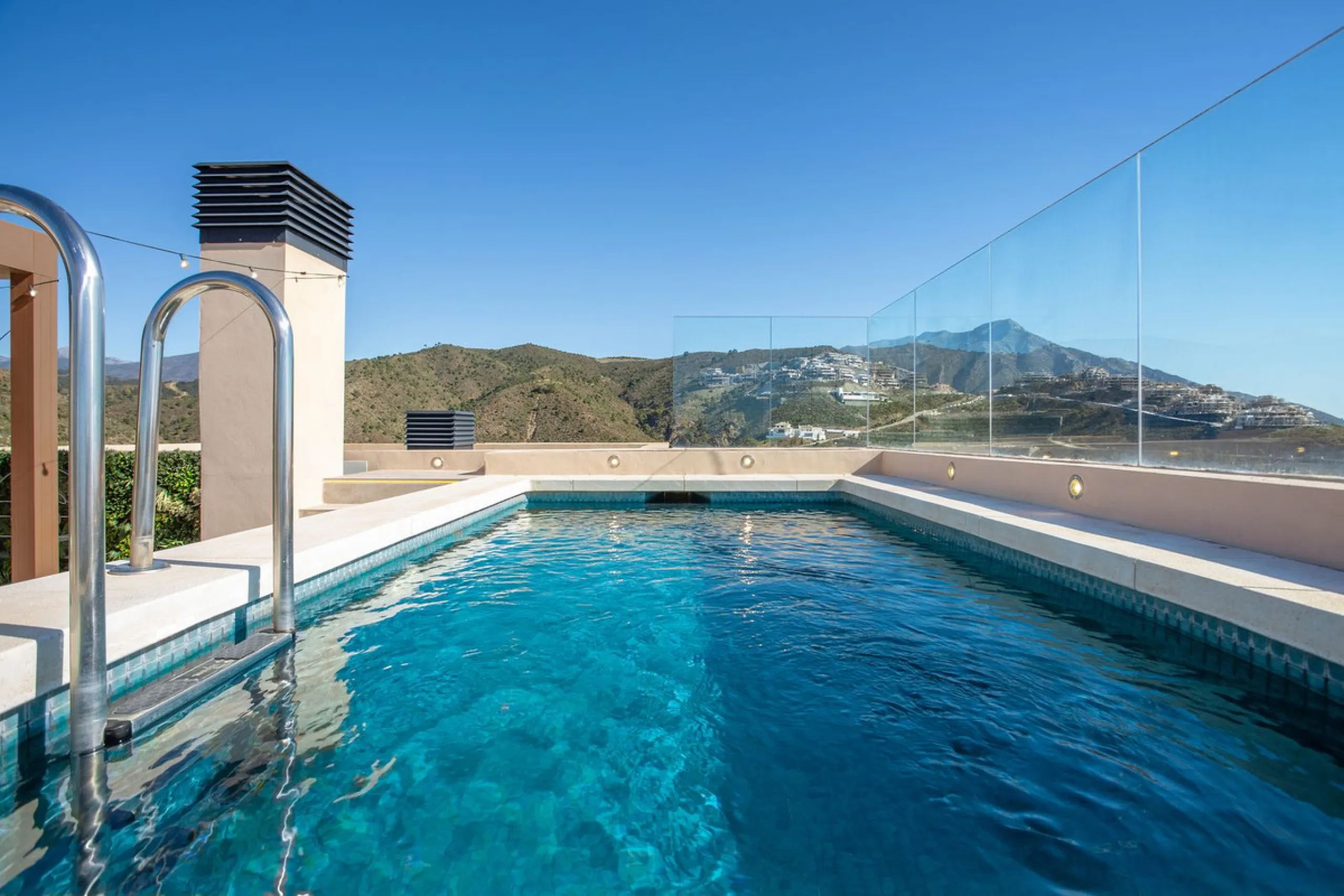 A spectacular one-of-a-kind luxury penthouse in the Olivos phase of Real de la Quinta, a brand new gated community situated hill-top in La Quinta golf. This property oozes style and sophistication with open sea, Gibraltar, Africa and mountain views whilst