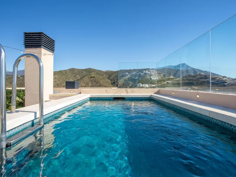 A spectacular one-of-a-kind luxury penthouse in the Olivos phase of Real de la Quinta, a brand new gated community situated hill-top in La Quinta golf. This property oozes style and sophistication with open sea, Gibraltar, Africa and mountain views whilst