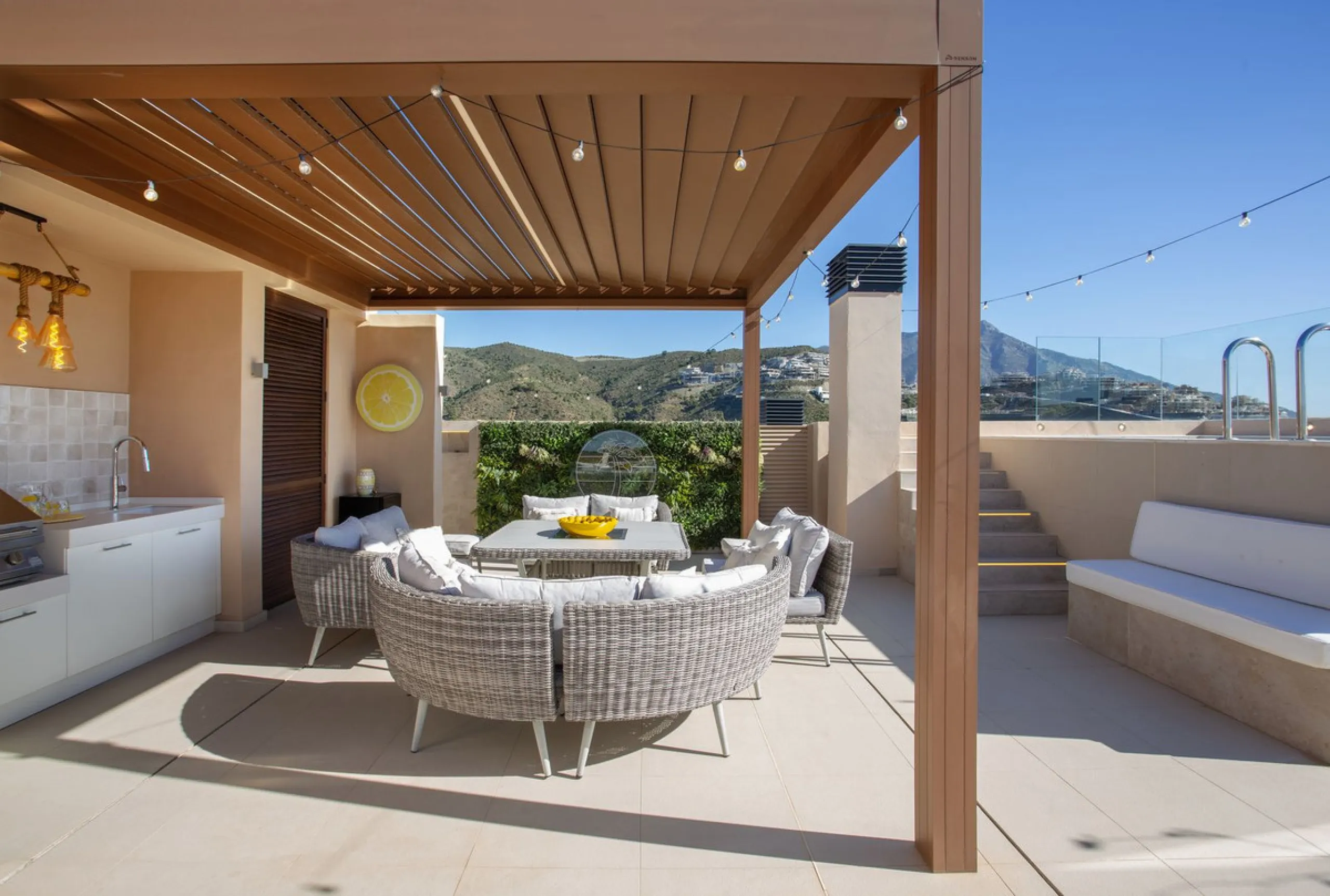 A spectacular one-of-a-kind luxury penthouse in the Olivos phase of Real de la Quinta, a brand new gated community situated hill-top in La Quinta golf. This property oozes style and sophistication with open sea, Gibraltar, Africa and mountain views whilst