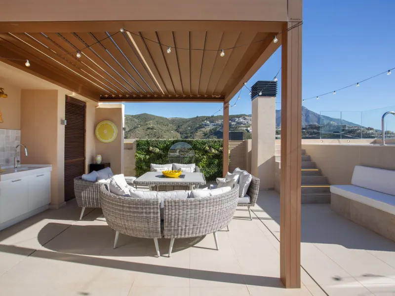A spectacular one-of-a-kind luxury penthouse in the Olivos phase of Real de la Quinta, a brand new gated community situated hill-top in La Quinta golf. This property oozes style and sophistication with open sea, Gibraltar, Africa and mountain views whilst