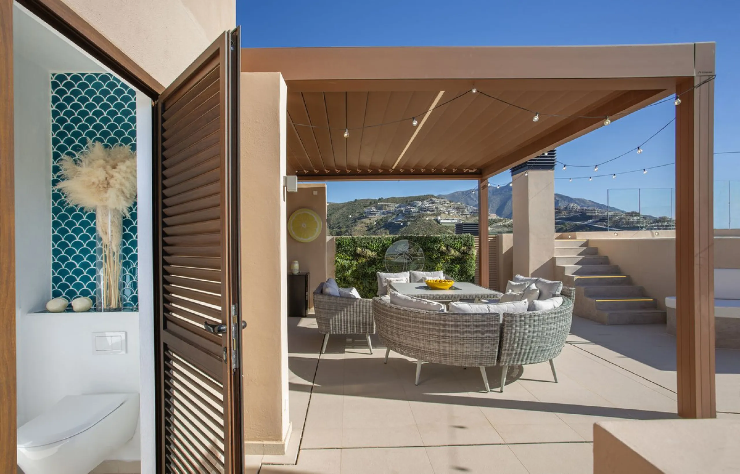 A spectacular one-of-a-kind luxury penthouse in the Olivos phase of Real de la Quinta, a brand new gated community situated hill-top in La Quinta golf. This property oozes style and sophistication with open sea, Gibraltar, Africa and mountain views whilst