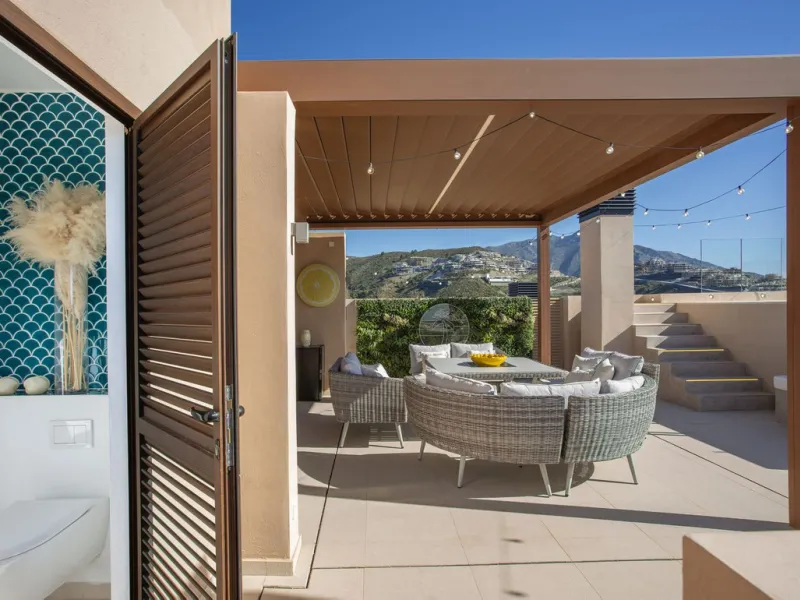 A spectacular one-of-a-kind luxury penthouse in the Olivos phase of Real de la Quinta, a brand new gated community situated hill-top in La Quinta golf. This property oozes style and sophistication with open sea, Gibraltar, Africa and mountain views whilst