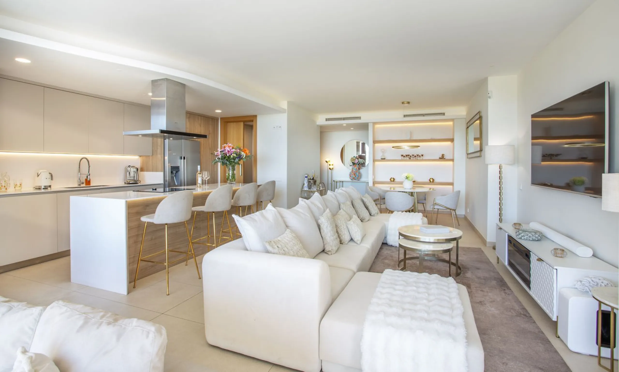 A spectacular one-of-a-kind luxury penthouse in the Olivos phase of Real de la Quinta, a brand new gated community situated hill-top in La Quinta golf. This property oozes style and sophistication with open sea, Gibraltar, Africa and mountain views whilst