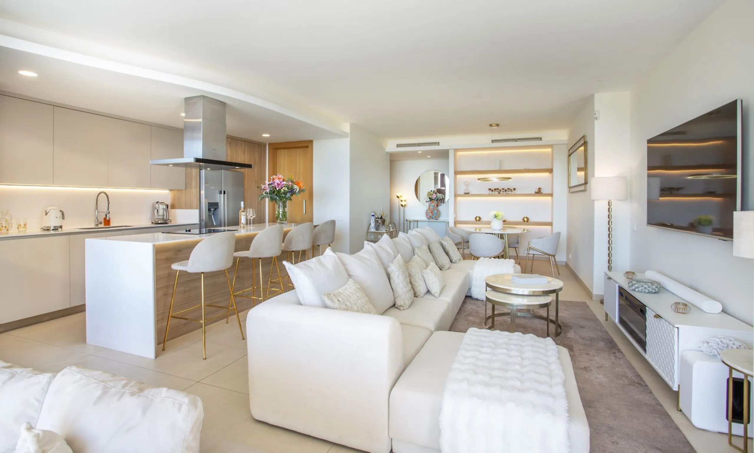 A spectacular one-of-a-kind luxury penthouse in the Olivos phase of Real de la Quinta, a brand new gated community situated hill-top in La Quinta golf. This property oozes style and sophistication with open sea, Gibraltar, Africa and mountain views whilst