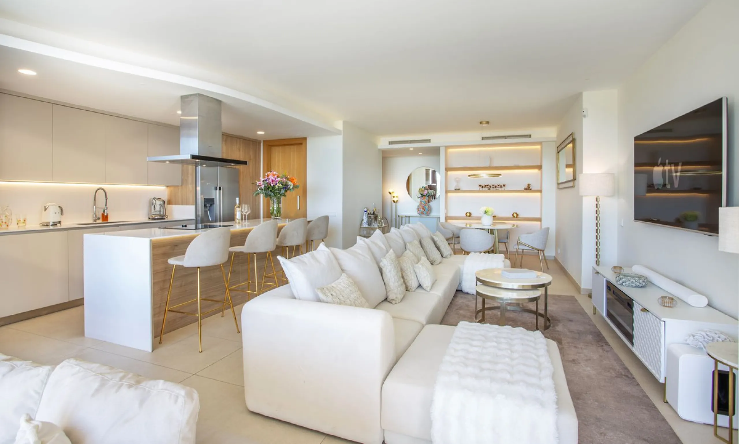 A spectacular one-of-a-kind luxury penthouse in the Olivos phase of Real de la Quinta, a brand new gated community situated hill-top in La Quinta golf. This property oozes style and sophistication with open sea, Gibraltar, Africa and mountain views whilst