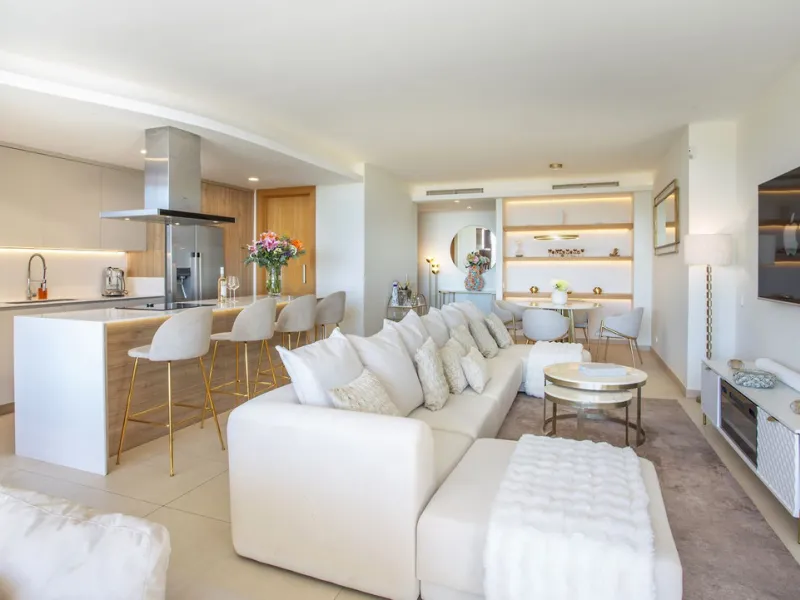 A spectacular one-of-a-kind luxury penthouse in the Olivos phase of Real de la Quinta, a brand new gated community situated hill-top in La Quinta golf. This property oozes style and sophistication with open sea, Gibraltar, Africa and mountain views whilst