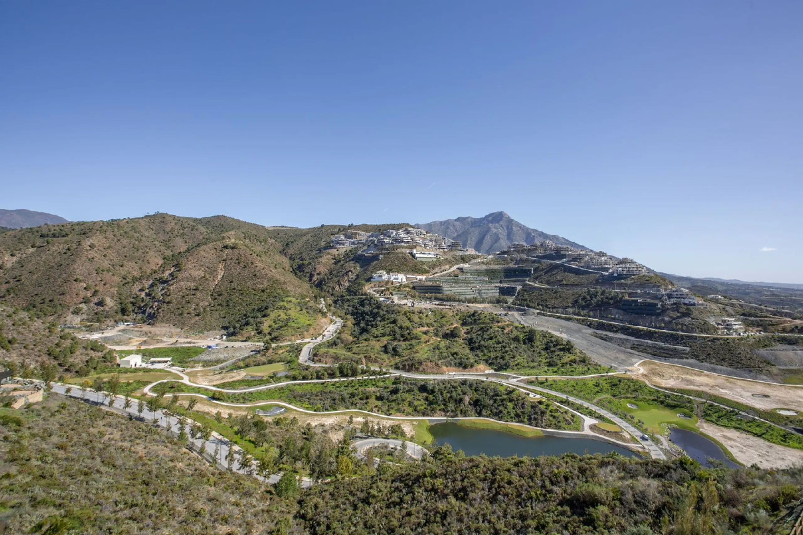 A spectacular one-of-a-kind luxury penthouse in the Olivos phase of Real de la Quinta, a brand new gated community situated hill-top in La Quinta golf. This property oozes style and sophistication with open sea, Gibraltar, Africa and mountain views whilst