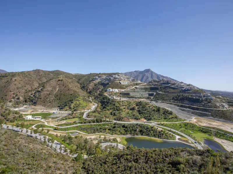 A spectacular one-of-a-kind luxury penthouse in the Olivos phase of Real de la Quinta, a brand new gated community situated hill-top in La Quinta golf. This property oozes style and sophistication with open sea, Gibraltar, Africa and mountain views whilst
