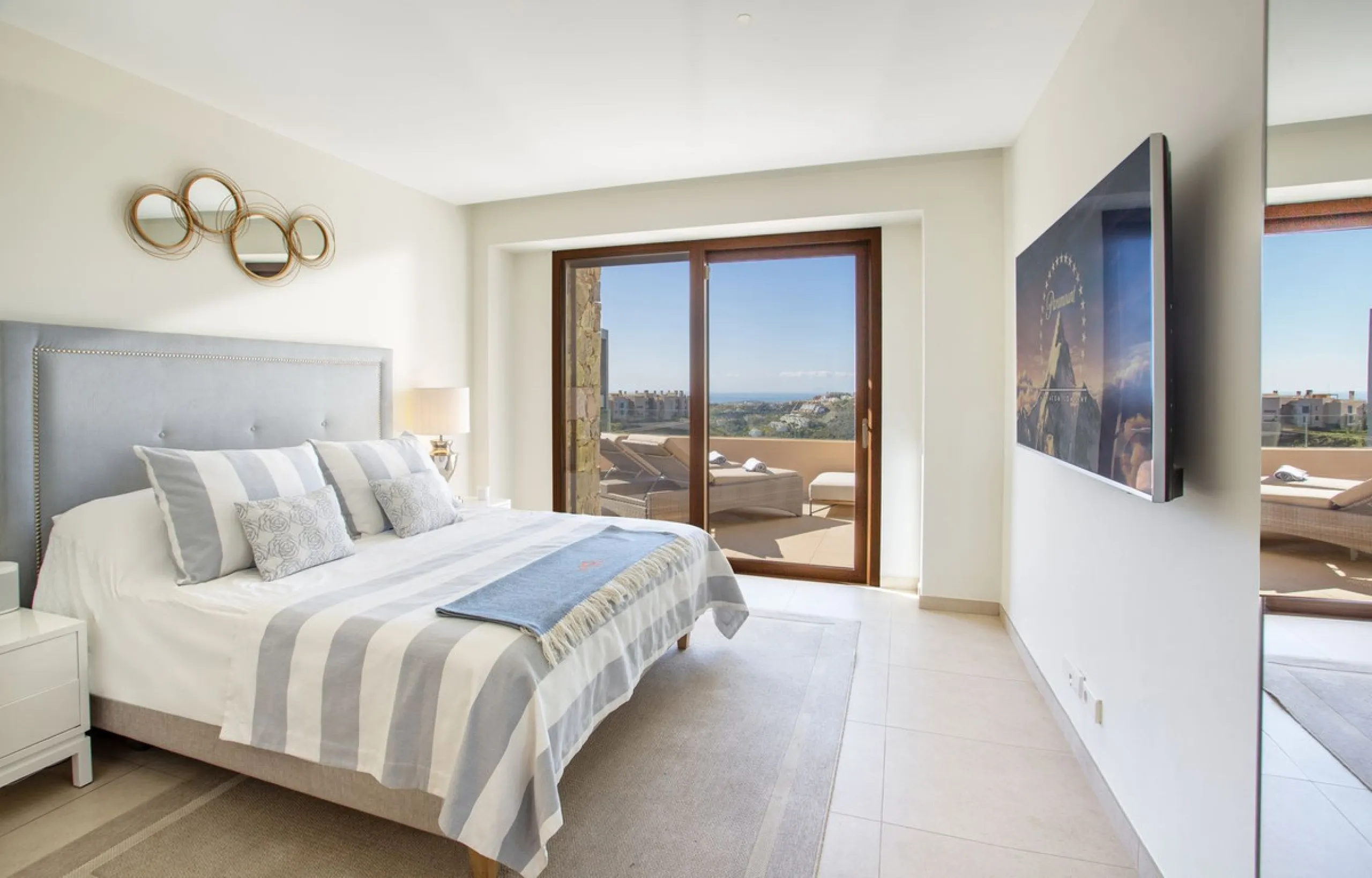 A spectacular one-of-a-kind luxury penthouse in the Olivos phase of Real de la Quinta, a brand new gated community situated hill-top in La Quinta golf. This property oozes style and sophistication with open sea, Gibraltar, Africa and mountain views whilst