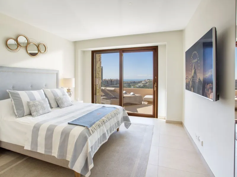 A spectacular one-of-a-kind luxury penthouse in the Olivos phase of Real de la Quinta, a brand new gated community situated hill-top in La Quinta golf. This property oozes style and sophistication with open sea, Gibraltar, Africa and mountain views whilst