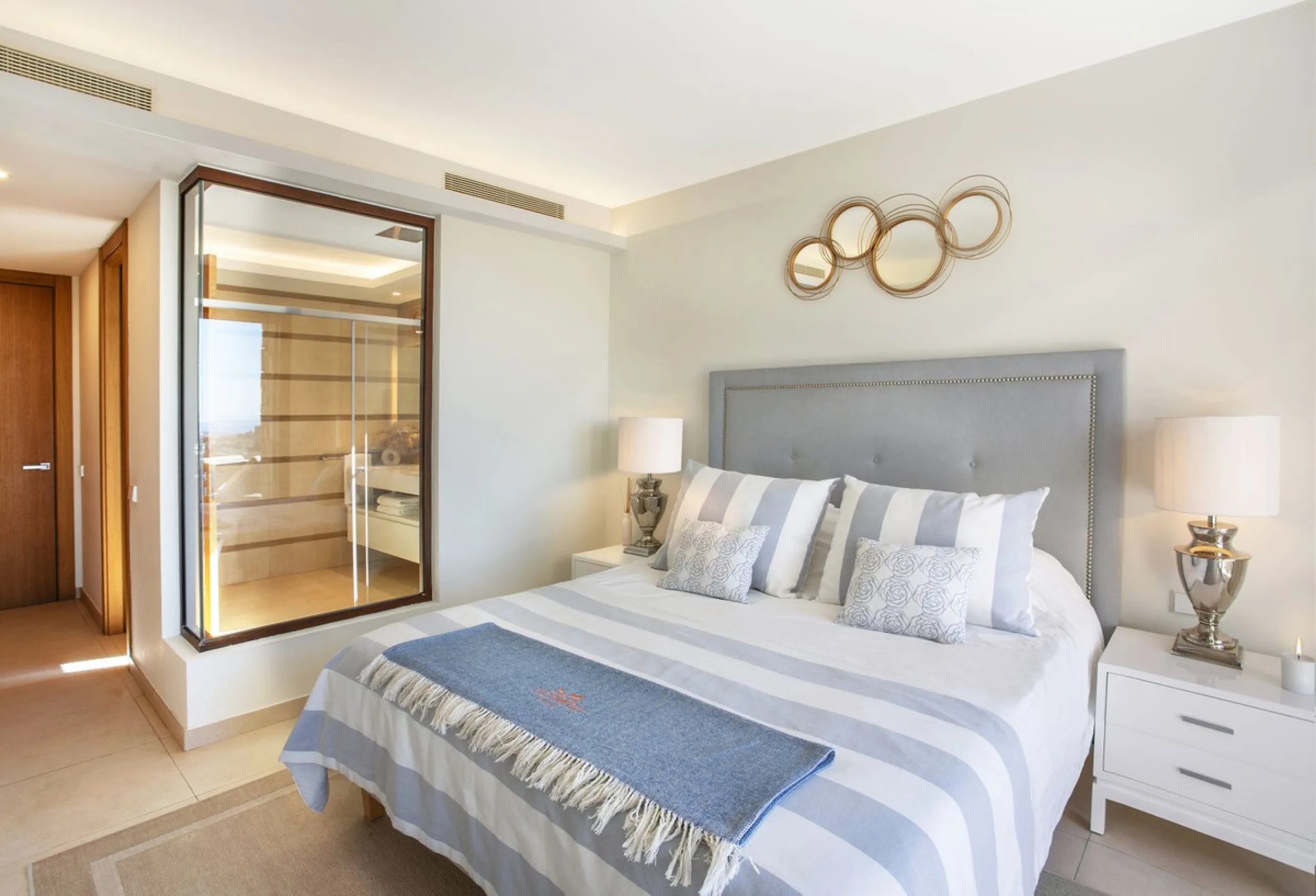 A spectacular one-of-a-kind luxury penthouse in the Olivos phase of Real de la Quinta, a brand new gated community situated hill-top in La Quinta golf. This property oozes style and sophistication with open sea, Gibraltar, Africa and mountain views whilst