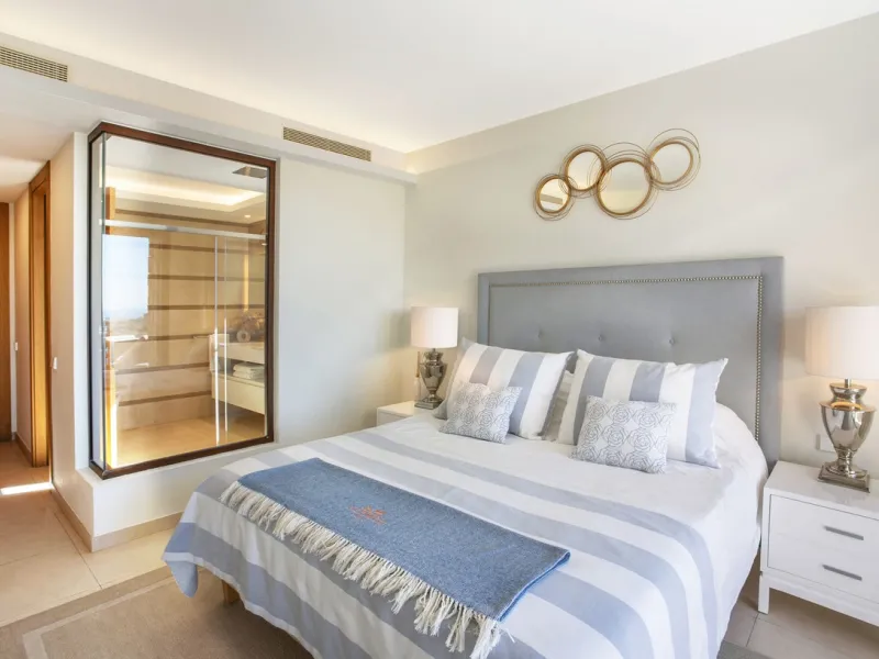 A spectacular one-of-a-kind luxury penthouse in the Olivos phase of Real de la Quinta, a brand new gated community situated hill-top in La Quinta golf. This property oozes style and sophistication with open sea, Gibraltar, Africa and mountain views whilst
