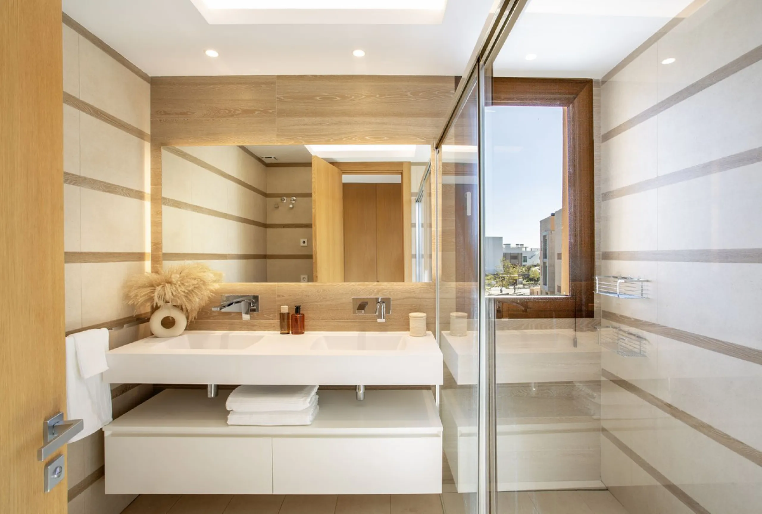 A spectacular one-of-a-kind luxury penthouse in the Olivos phase of Real de la Quinta, a brand new gated community situated hill-top in La Quinta golf. This property oozes style and sophistication with open sea, Gibraltar, Africa and mountain views whilst