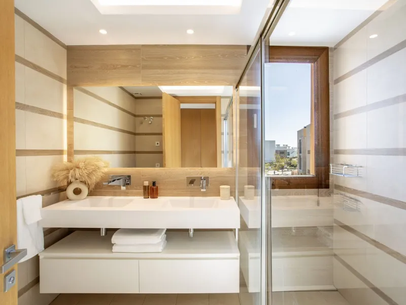 A spectacular one-of-a-kind luxury penthouse in the Olivos phase of Real de la Quinta, a brand new gated community situated hill-top in La Quinta golf. This property oozes style and sophistication with open sea, Gibraltar, Africa and mountain views whilst