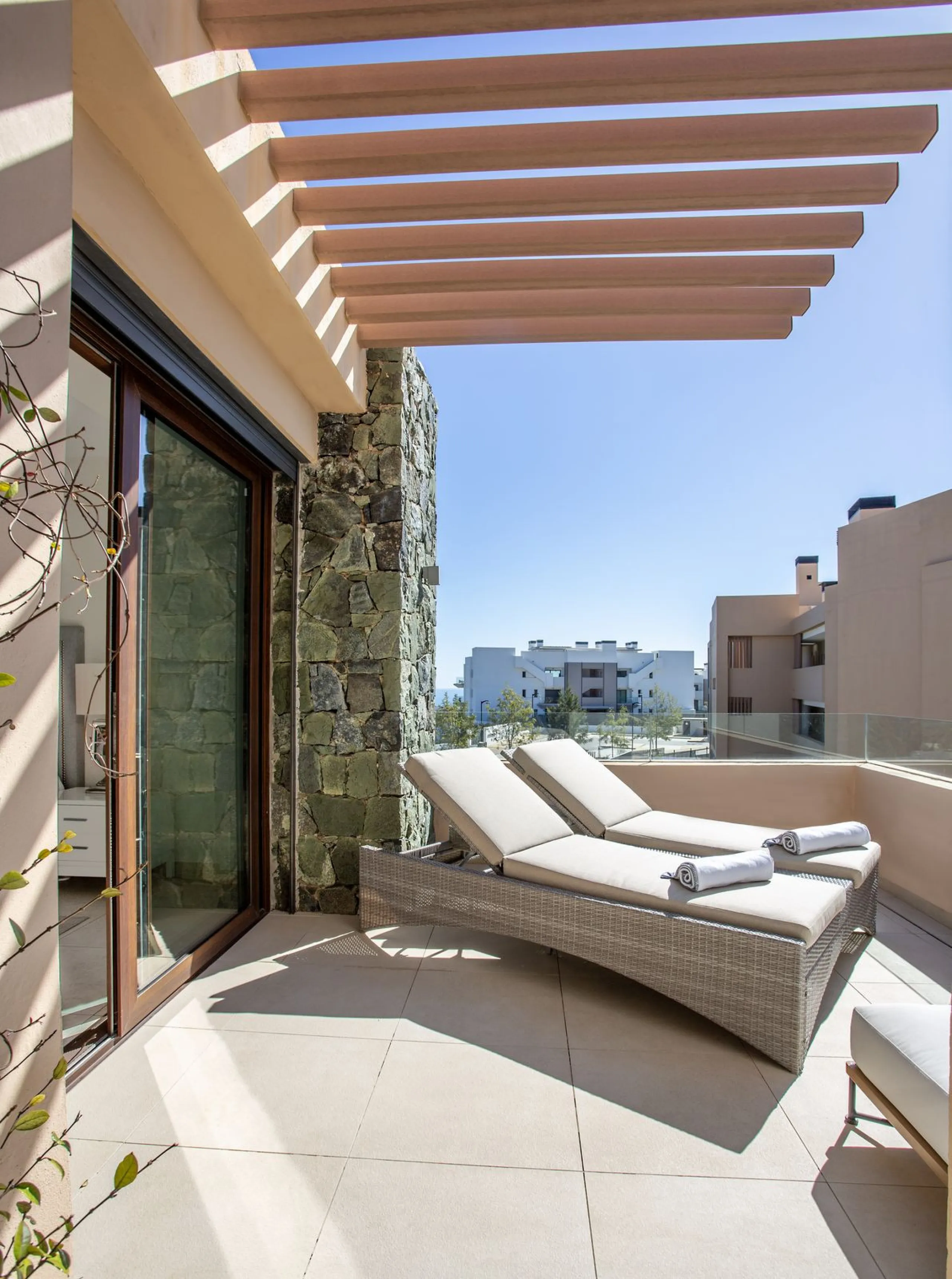 A spectacular one-of-a-kind luxury penthouse in the Olivos phase of Real de la Quinta, a brand new gated community situated hill-top in La Quinta golf. This property oozes style and sophistication with open sea, Gibraltar, Africa and mountain views whilst