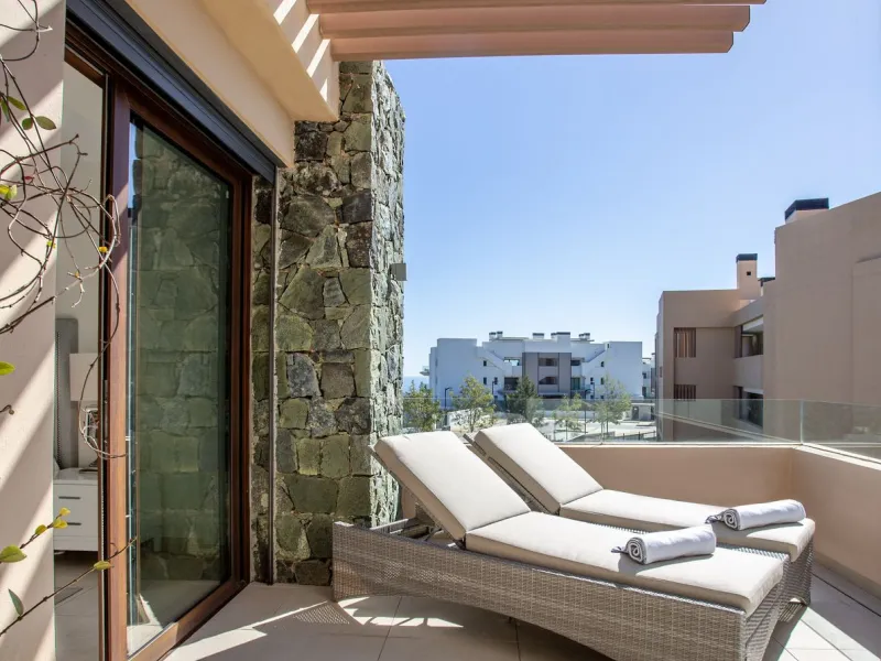 A spectacular one-of-a-kind luxury penthouse in the Olivos phase of Real de la Quinta, a brand new gated community situated hill-top in La Quinta golf. This property oozes style and sophistication with open sea, Gibraltar, Africa and mountain views whilst