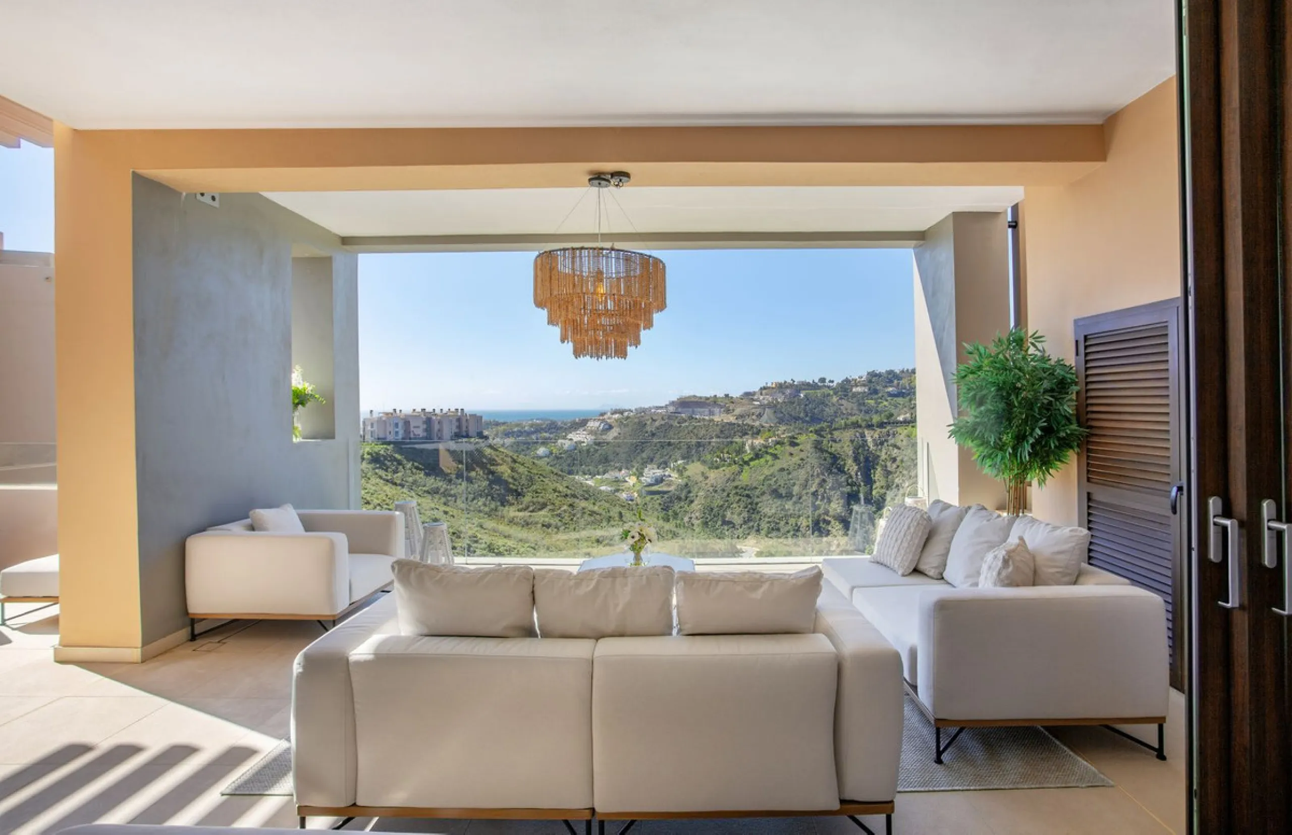 A spectacular one-of-a-kind luxury penthouse in the Olivos phase of Real de la Quinta, a brand new gated community situated hill-top in La Quinta golf. This property oozes style and sophistication with open sea, Gibraltar, Africa and mountain views whilst